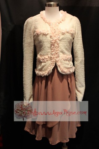 Anna Rose:絨毛質料綴Ruffles珍珠外套