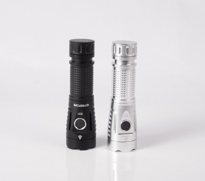 2200 流明 ● FIREFLIES E01 中白 電筒 ● SST40 N5 5000K ● 銀 2200 流明 ● FIREFLIES E01 中白 電筒 ● SST40 N5 5000K ● 銀