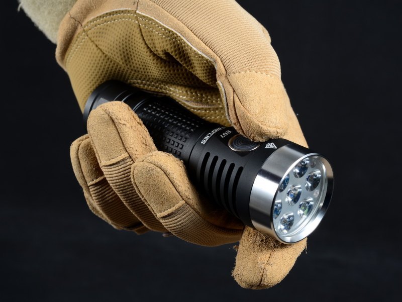 7300 流明 ● FIREFLIES E07 電筒 ● 7*Osram 6500K ● 黑 7300 流明 ● FIREFLIES E07 電筒 ● 7*Osram 6500K ● 黑