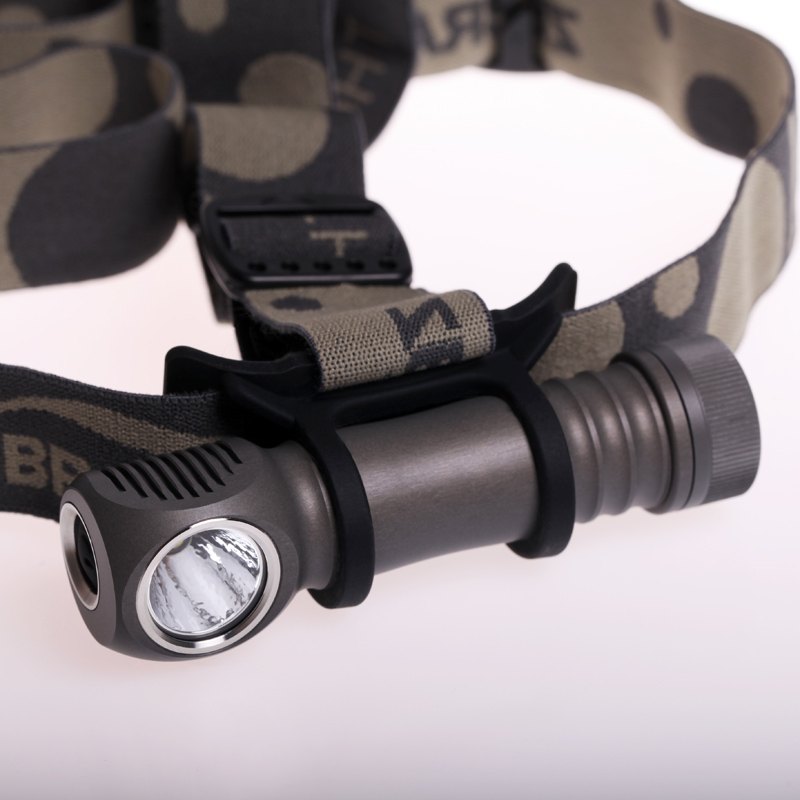 1300 流明 ● ZebraLight H600 Mk III 聚光 頭燈 ● 80° 12° ● 5700K 1300 流明 ● ZebraLight H600 Mk III 聚光 頭燈 ● 80° 12° ● 5700K