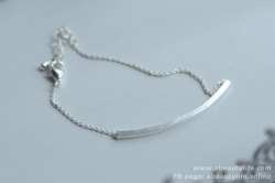 Handmade in Korea - Curved Bar Bracelet (BL-VN-215017)