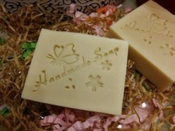 牛奶手工皂 (馬賽皂) - 乳霜般滋潤 細緻柔滑