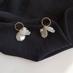 S925樹脂花瓣珍珠耳環
