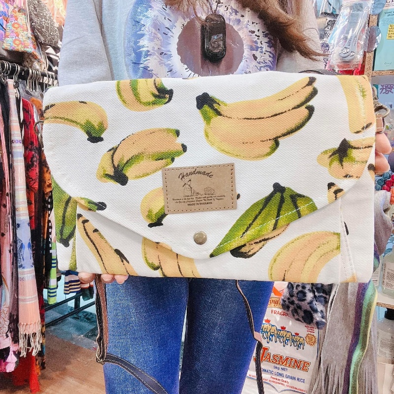 泰國本地品牌 香蕉信封形斜孭袋