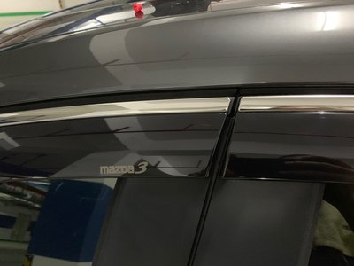 2020 Mazda 3 Sedan 原廠款不銹鋼邊雨擋 (現貨)